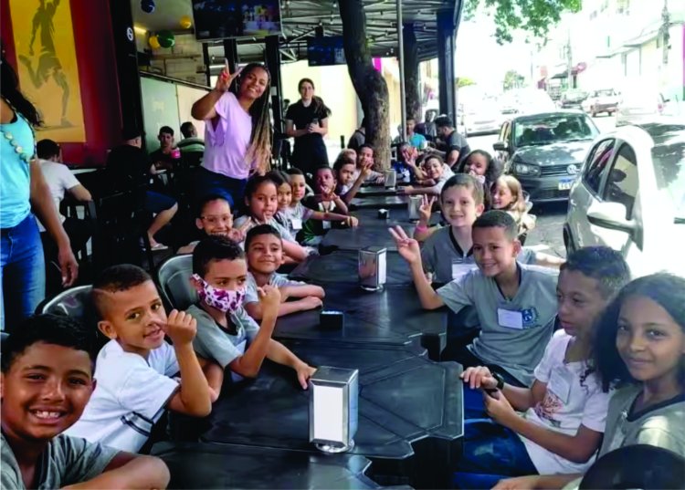 Professora pede desconto e dono de restaurante dá almoço de graça a alunos carentes
