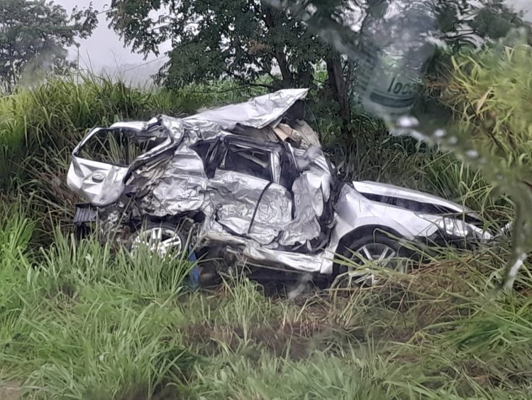 Acidente com automóvel e caminhão deixa duas vítimas fatais em Arcos