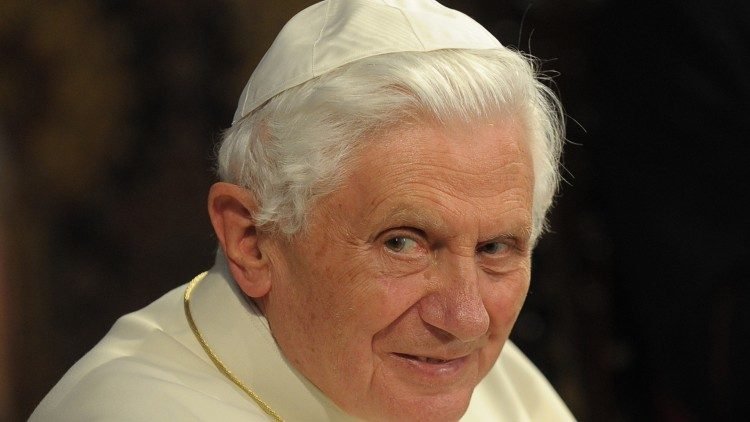 Morre Bento XVI, "humilde trabalhador na vinha do Senhor"