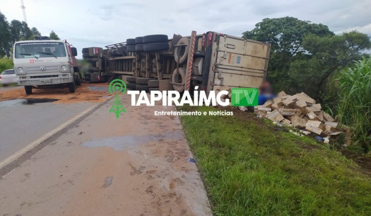 Carreta tomba e carga de alimentos refrigerados é saqueada na BR-262, em Córrego Danta