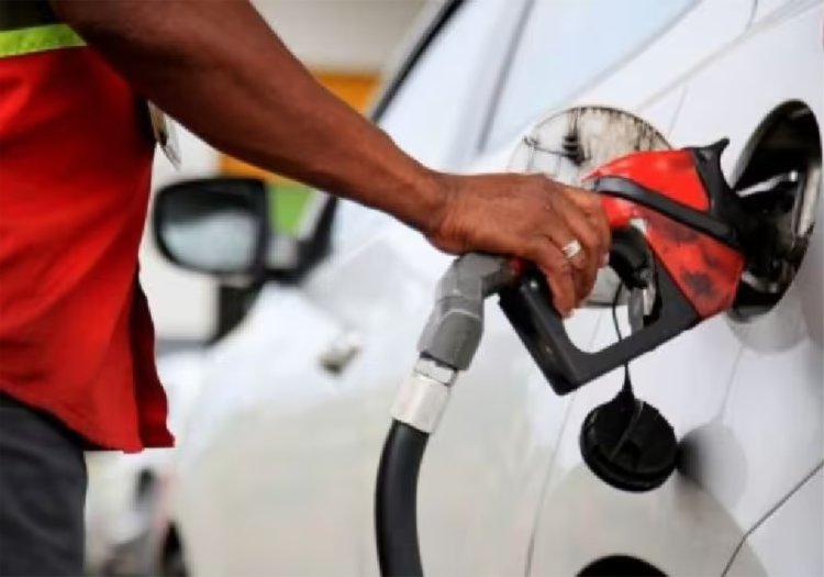 Novo governo desonera e segura preço de combustíveis por 2 meses