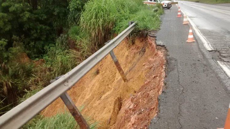 Deslizamento deixa tráfego em meia pista na BR-354 entre Arcos e Pains