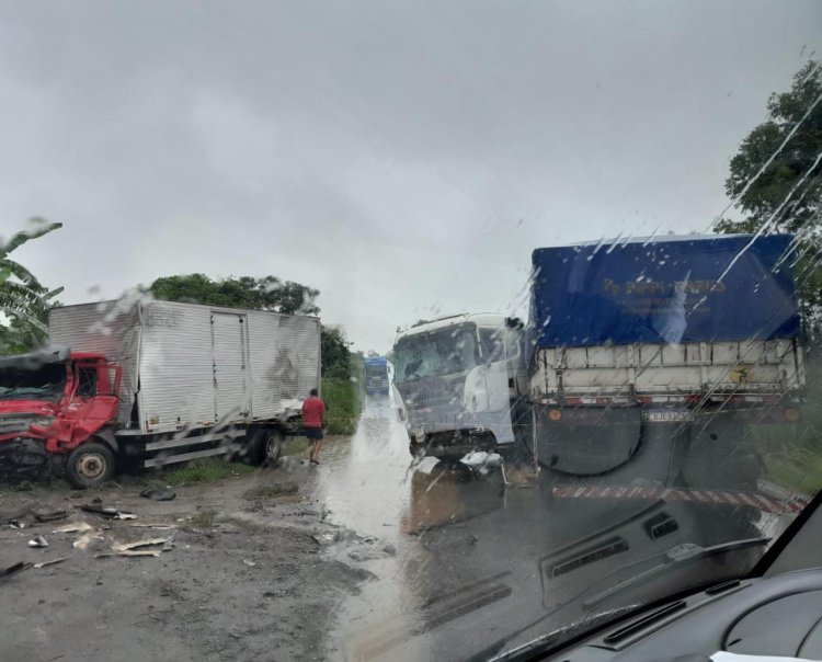 Motorista de caminhão morre ao colidir com uma carreta em Arcos