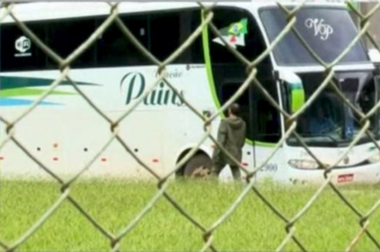 Ônibus que saiu de Formiga ontem à noite está detido em Brasília