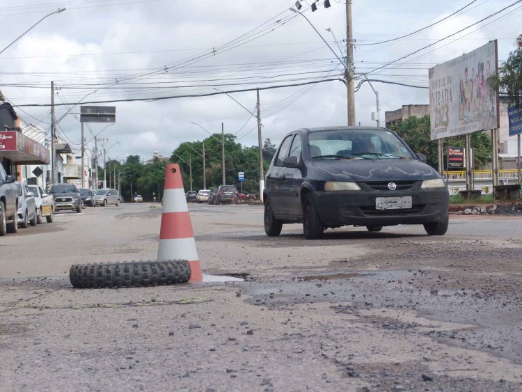 ‘Sanitária’: uma avenida, dois trechos e 75 buracos