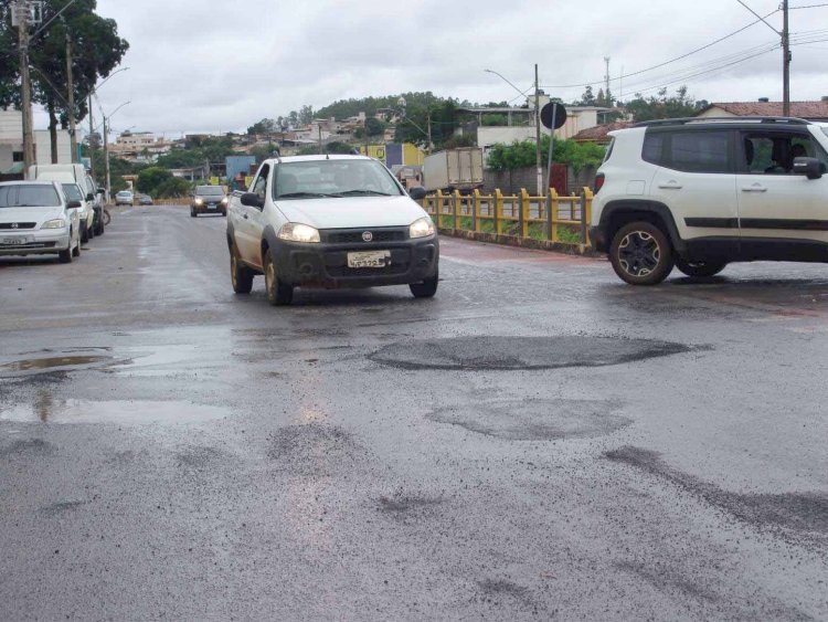 Operação “tapa-buracos” em Arcos começa pela avenida sanitária