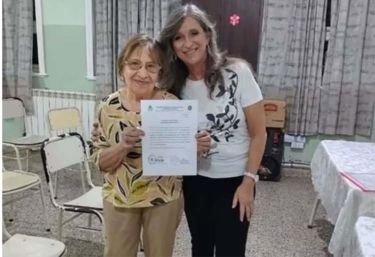 Vovó, aos 84 anos, volta a estudar e conclui ensino médio