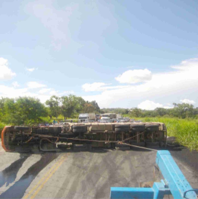 Carreta tomba e acidente provoca mais de 4 km de congestionamento da BR 354