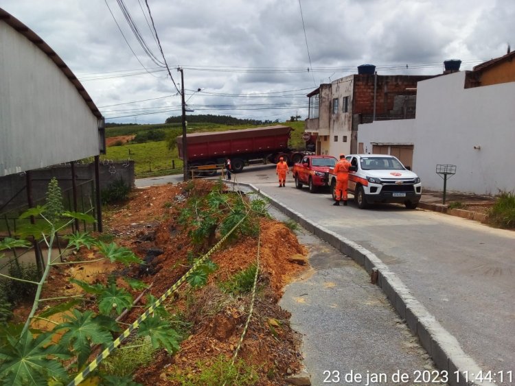 Deslizamento com mais de 3 metros de profundidade interdita rua no bairro Nova Morada em Arcos