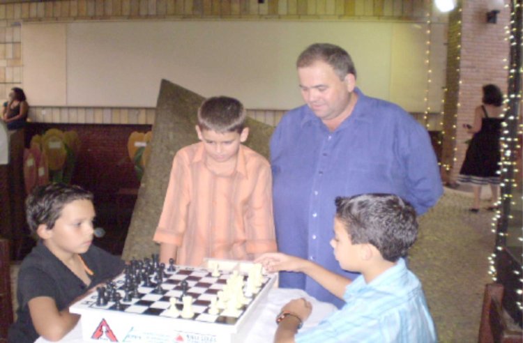 Alunos das escolas municipais são premiados no xadrez