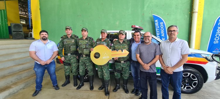 Prefeitura de Arcos entrega viatura para Polícia Militar Ambiental de Arcos