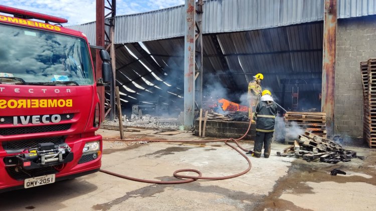 Incêndio destrói indústria de fabricação de paletes em Lagoa da Prata