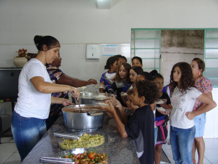 Alimentação nas escolas municipais em Arcos teve investimento superior a R$ 1 milhão em 2022