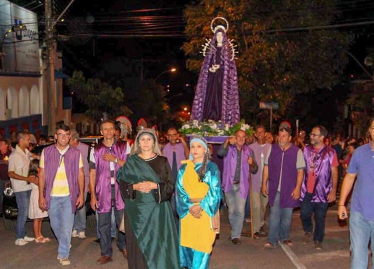 Quarta-feira Santa: Maria Santíssima encontra com seu Filho, Jesus, carregando a cruz