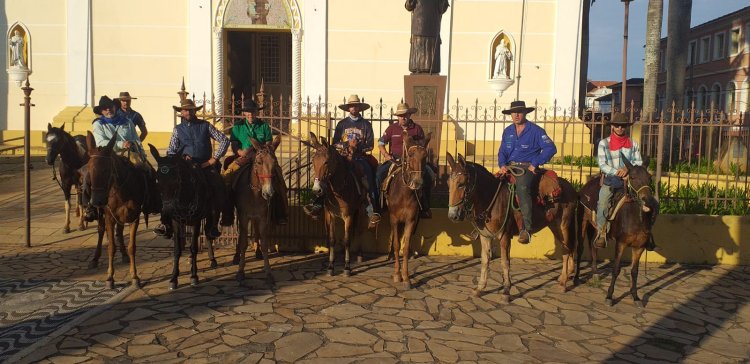 Cavaleiros da Comitiva Herança de Tropeiros seguem sua romaria abaixo de chuva