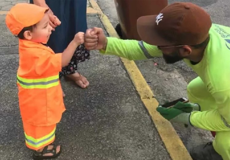 Menino apaixonado por caminhão de lixo ganha uniforme para “ajudar” amigos garis