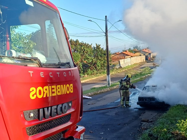 Incêndio em automóvel em Arcos