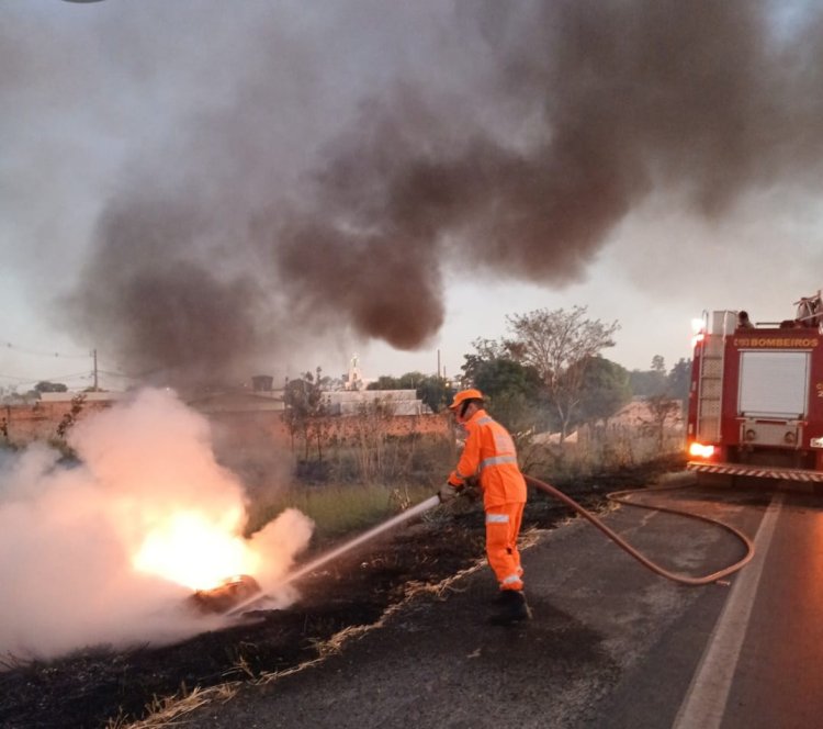 Bombeiros controlam chamas na MG-170, na entrada de Arcos