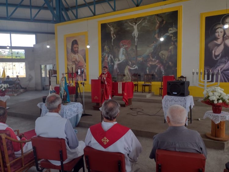 Bispo celebra na igreja da instituição dirigida pelo padre Luciano Pires em Arcos