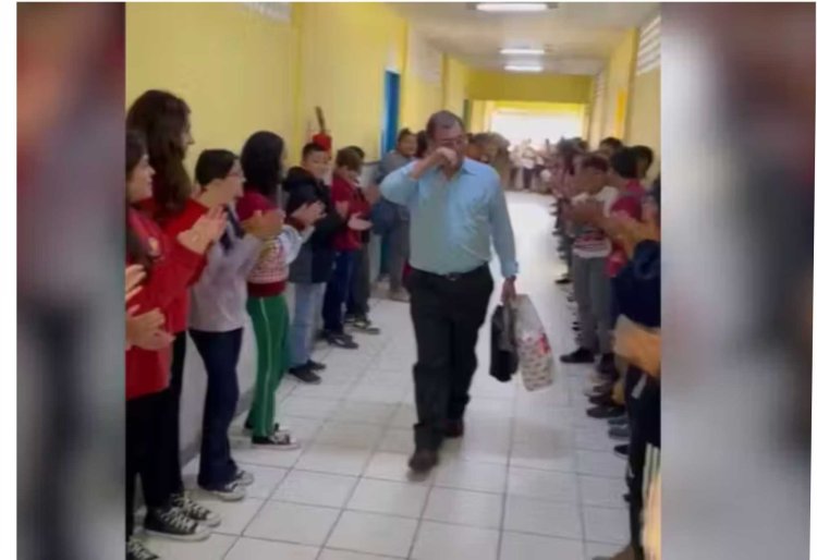 Professor se aposenta e alunos fazem corredor humano para homenageá-lo