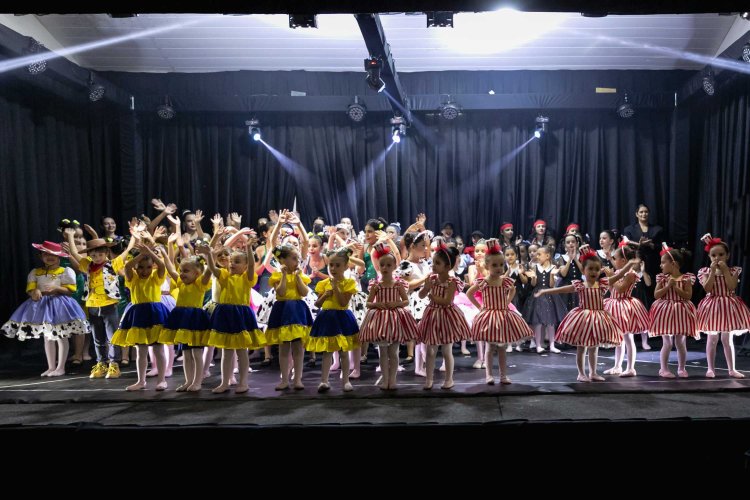 A Sétima Arte: mais de 100 bailarinas no palco do salão nobre do Arcos Clube