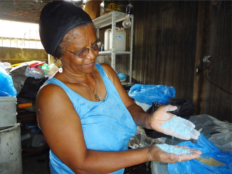 Autônoma cria fórmula de sabão em pó  e sonha com empresa ecologicamente correta