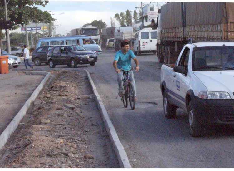 Caminhoneiro e empresário reclamam da forma como está sendo feita a obra na BR 354