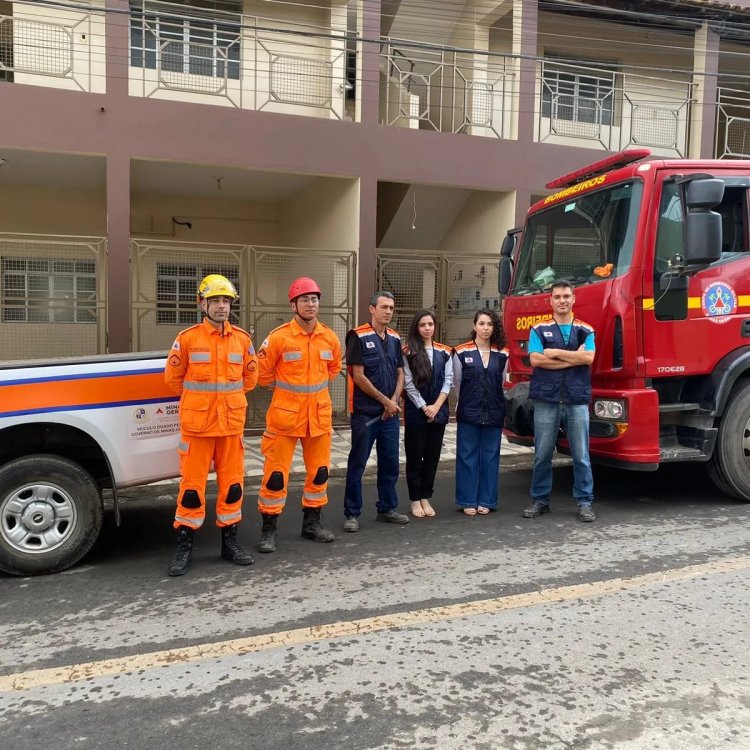 Bombeiros e Defesa Civil de Arcos realizam desinterdição de imóvel