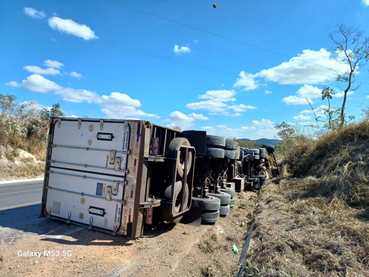 Acidente com carreta na BR-354, próximo ao Córrego das Almas