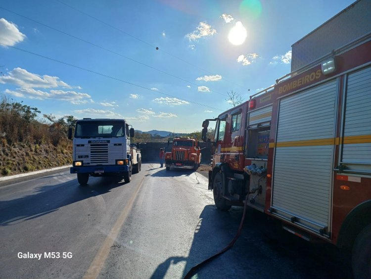 Acidente com carreta na BR-354, próximo ao Córrego das Almas