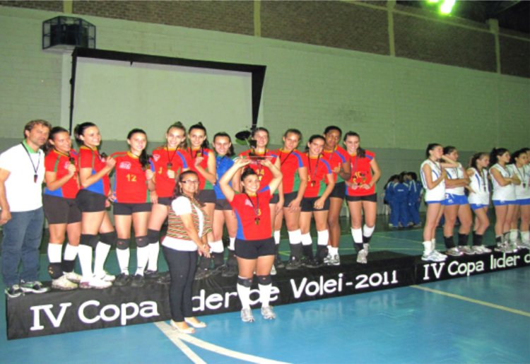 Garotas do voleibol de Arcos comemoram 1º lugar na 'IV Copa Líder de Voleibol Feminino'