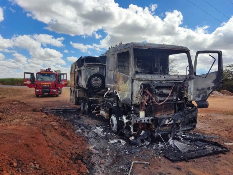 Bombeiros Militares de Arcos apagam incêndio em veículo na MG-170