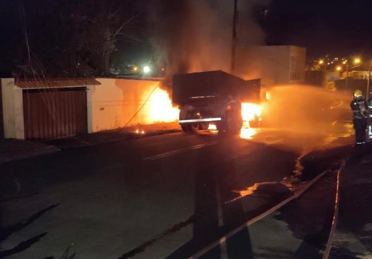Caminhão incendiou em Arcos, na noite de ontem (24)