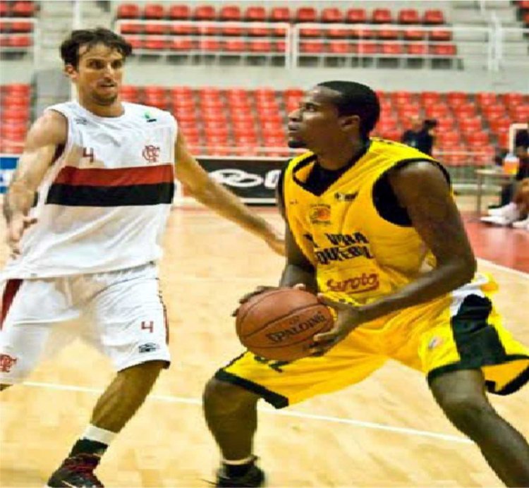Arcoense é titular de time profissional de basquete