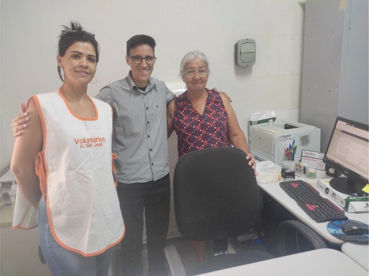 Voluntárias estão servindo lanche no hospital ‘São José’ em Arcos