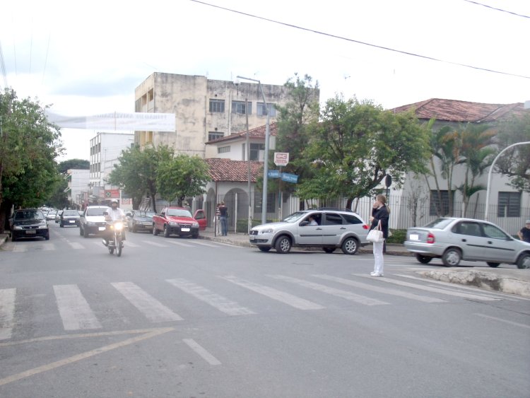 Motoristas e pedestres desrespeitam  sinalização de trânsito em Arcos