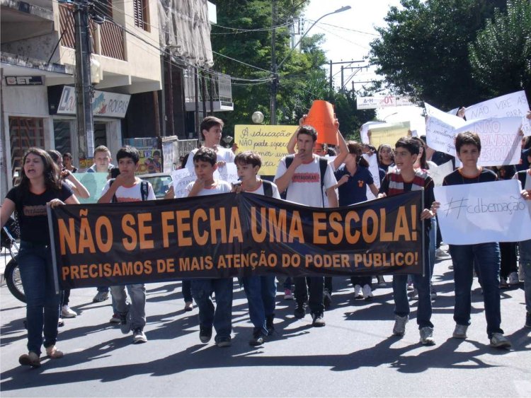 Alunos do colégio ‘Dom Belchior’ vão às ruas em manifesto contra corte de subvenção