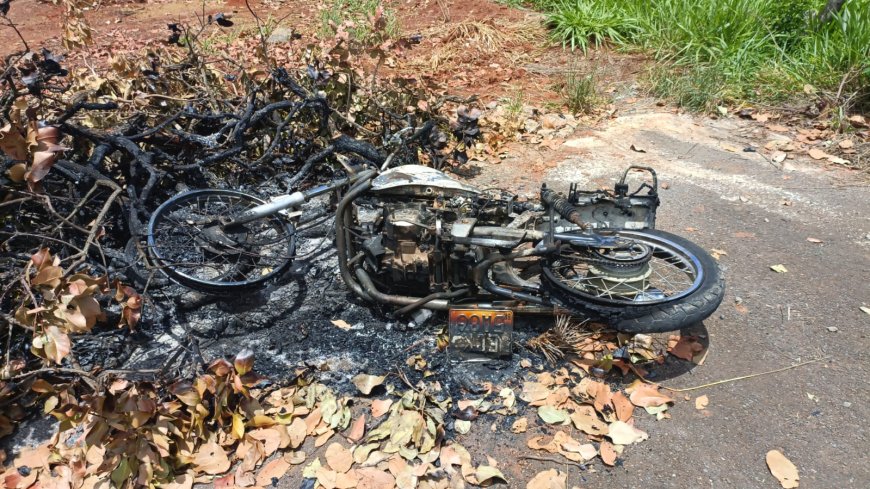 ARCOS: Moto furtada é encontrada incendiada no  bairro Buritis