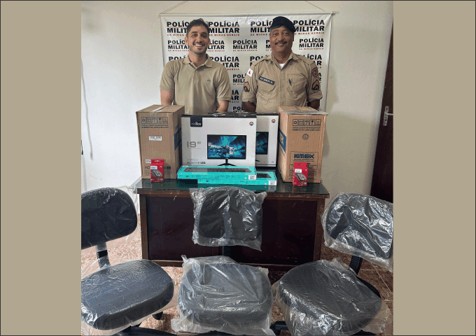 Prefeitura de Iguatama doa computadores e cadeiras para PMMG