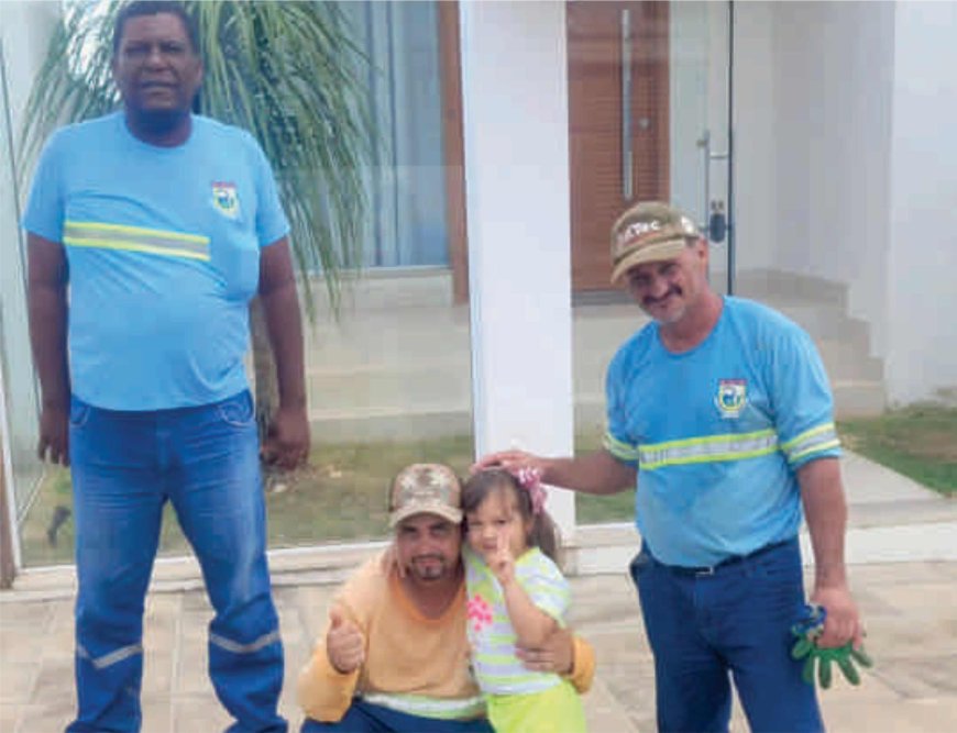 Menina de 4 anos, de Arcos, sempre comemora a chegada dos amigos do caminhão de lixo