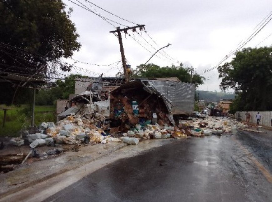 Caminhões, carro e moto se acidentam em Pains