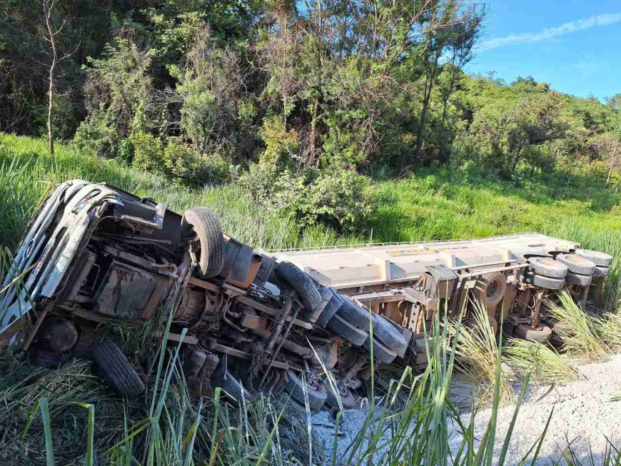 Capotamento na BR 354, KM 478: Resgate sem ferimentos e pronta resposta ambiental após acidente com carreta de Cal Virgem