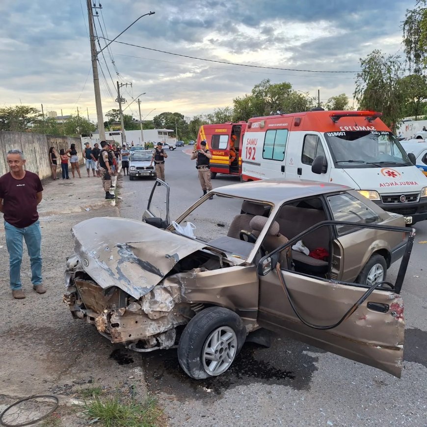 Acidente em Arcos: Ford Escort colide em muro, Bombeiros atuam no resgate