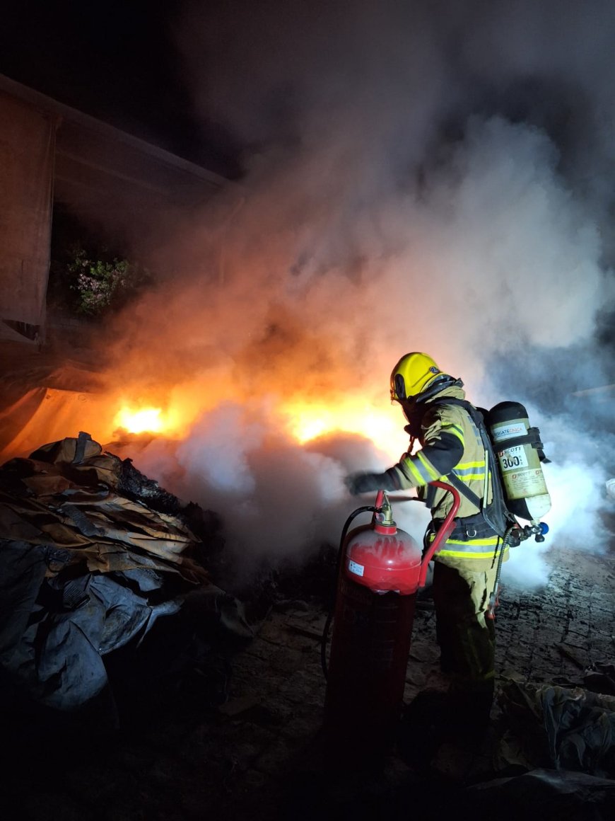 Bombeiros combatem incêndio na madrugada em transportadora de Arcos