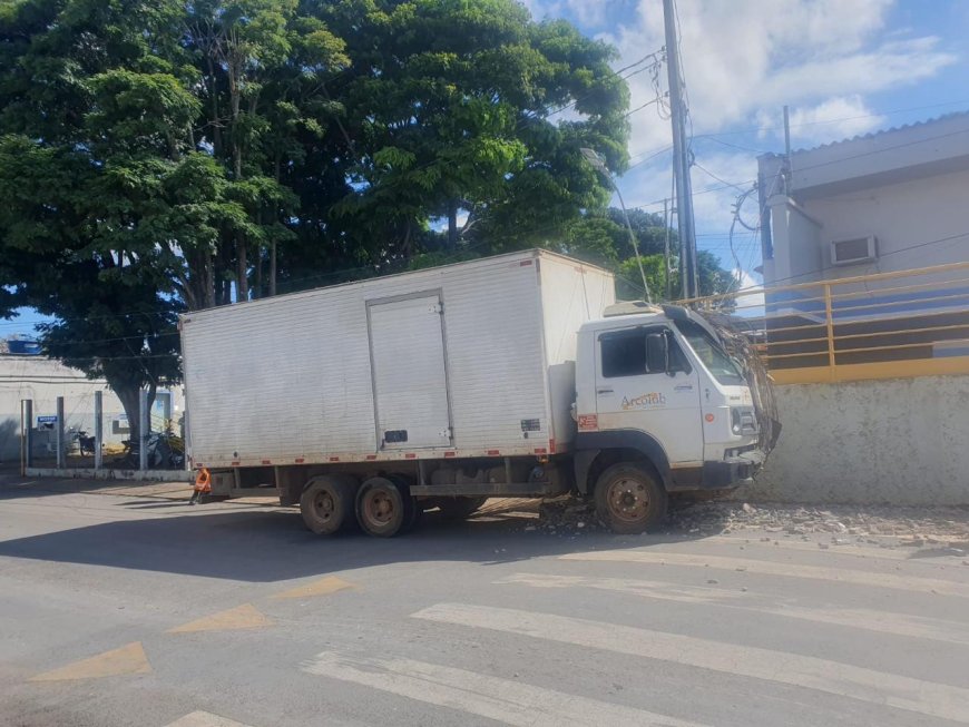 Colisão de caminhão em Arcos