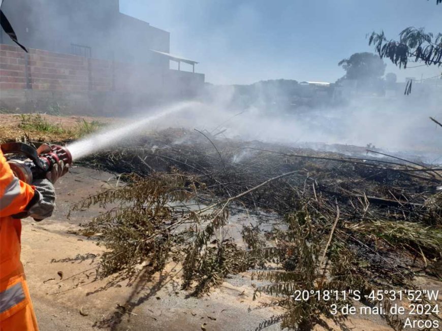 Bombeiros de Arcos combatem incêndio em lote vago na avenida Brasil