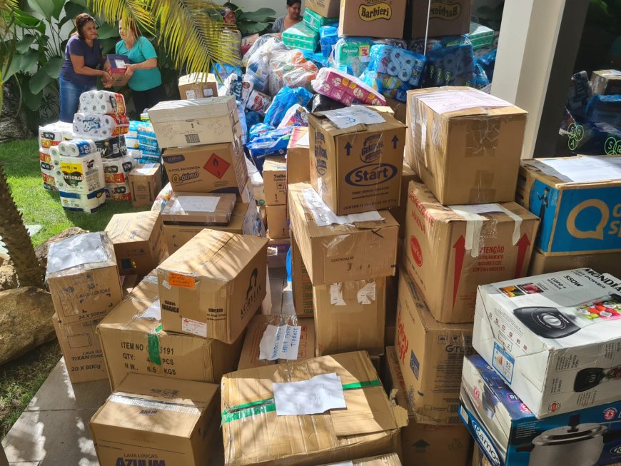 Roupas e calçados estão sendo recebidos na 'Casa do Papai Noel', na praça da Matriz