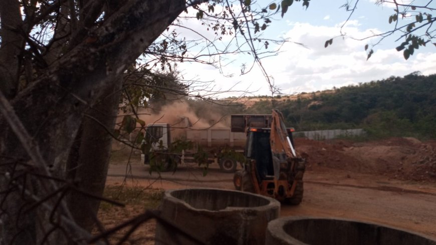 Materiais depositados no estacionamento do parque aquático em Arcos levam poeira para residências