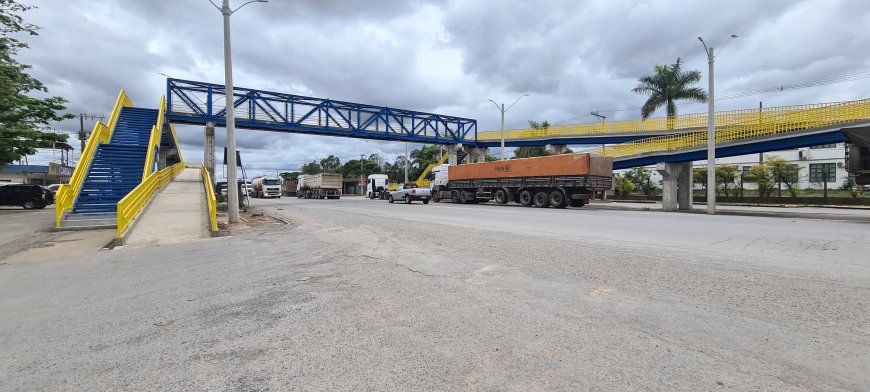 Arcos: muitos preferem se arriscar a usar a passarela sobre a BR-354