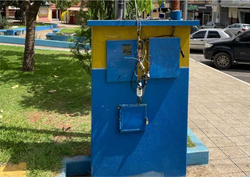 Cabo de energia exposto de forma irregular na ‘Praça da Matriz’ em Arcos